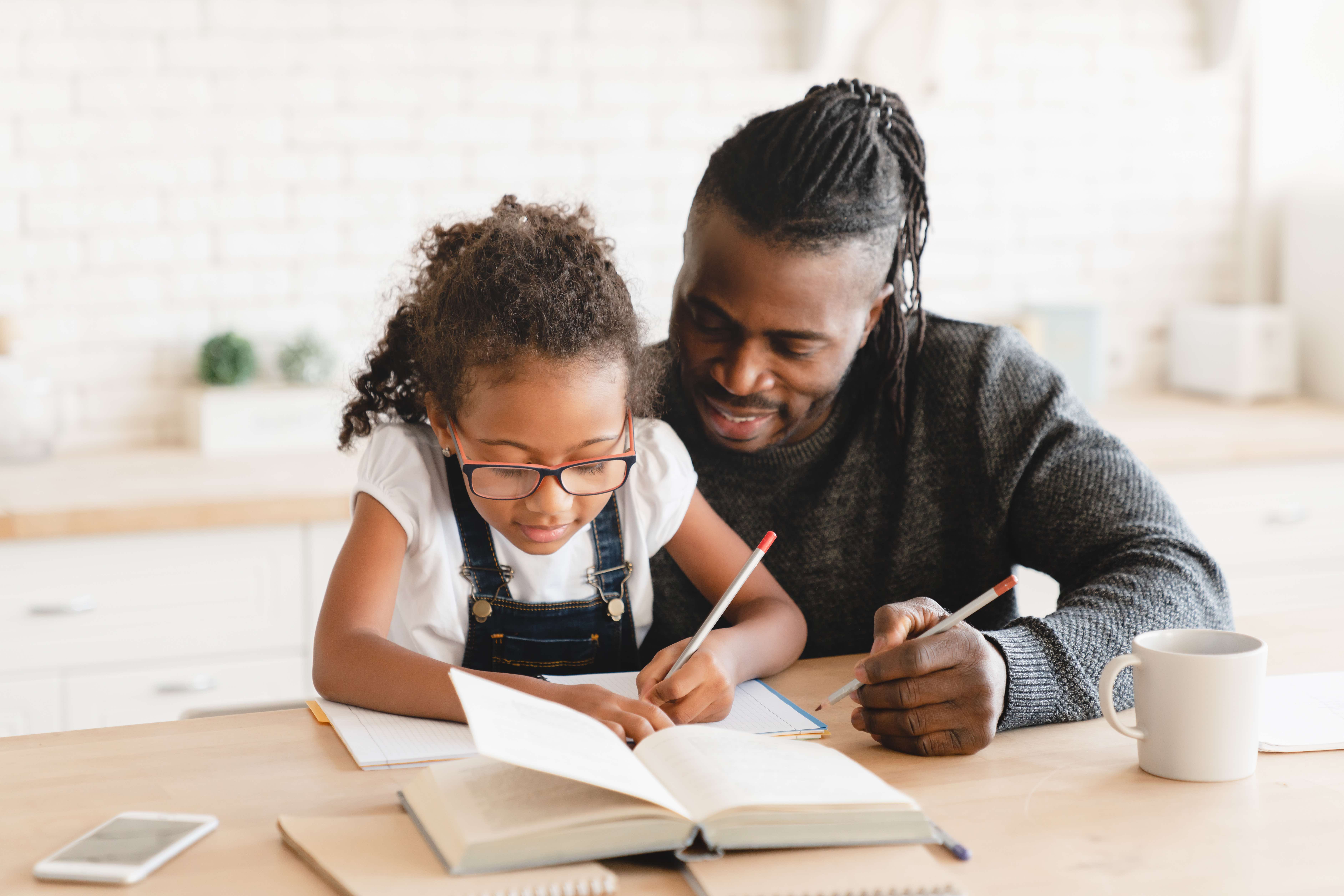 Les devoirs du soir sont souvent un moment redouté des parents, mais cela peut aussi se transformer en moment de complicité. © InsideCreativeHouse, Adobe Stock